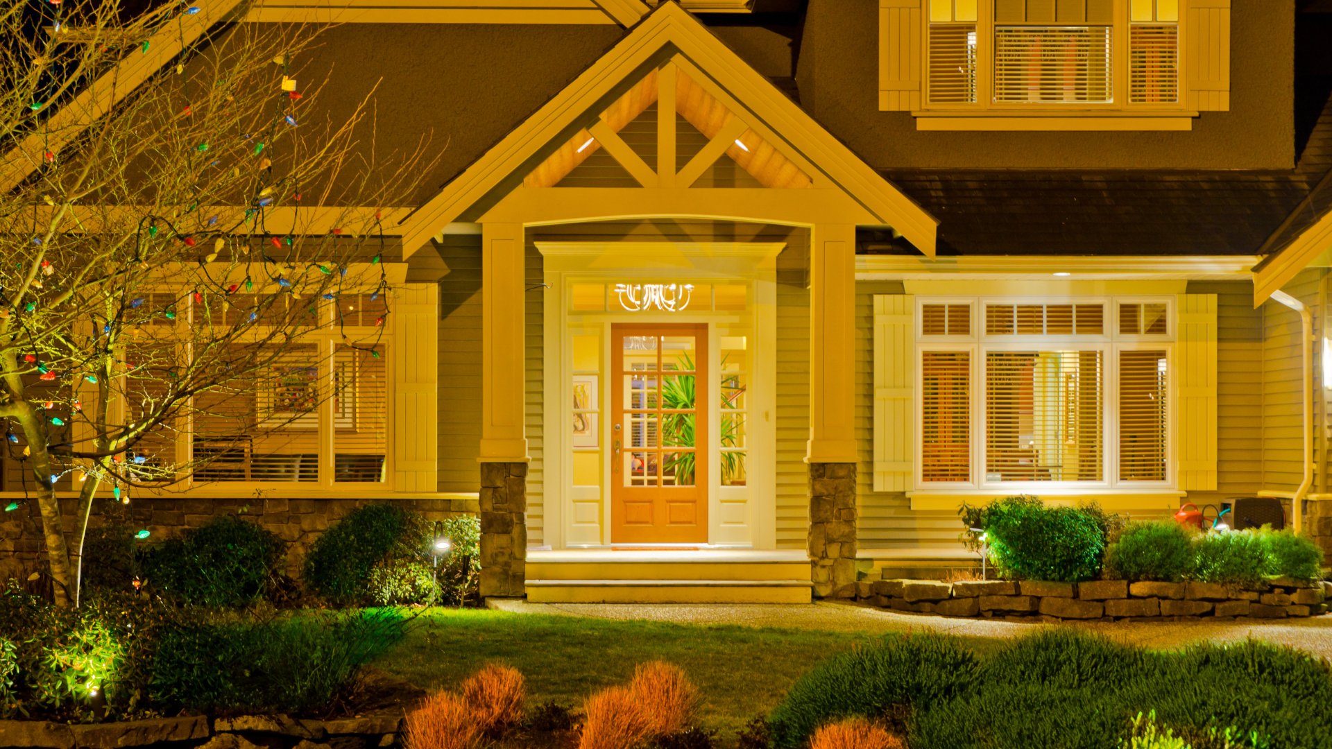5 Creative Lighting Techniques to Use to Showcase Your Property at Night