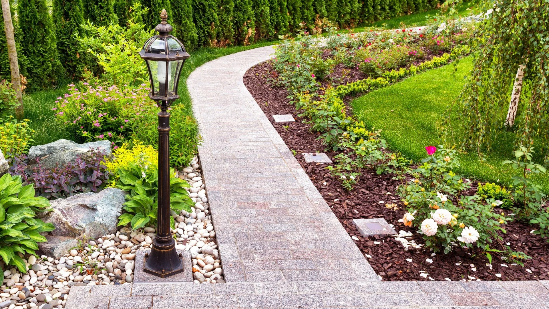 Can You Mix Mulch & Rock in the Same Landscape?