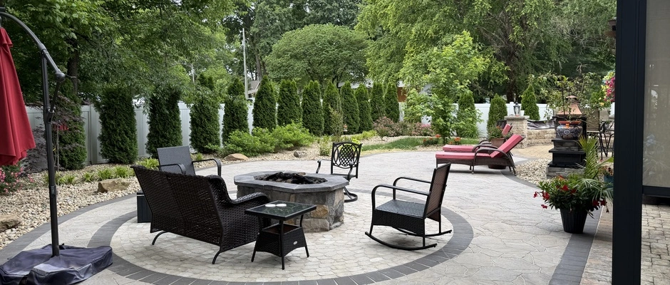 A patio installed with flagstone pavers in Worden, IL.