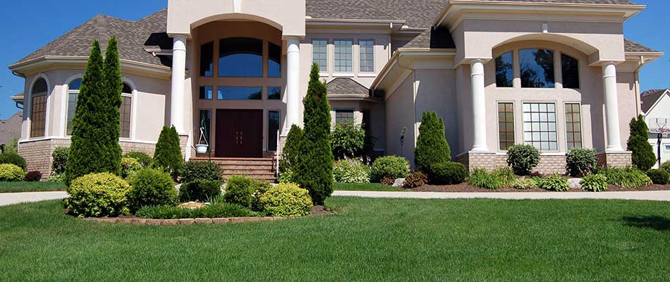 A home with clean landscaping in Bethalto, IL.